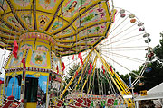 Wellenflieger Fahrenschön und Riesenrad "Golden Wheel" (Foto. Ingrid Grossmann)